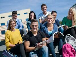 studenten buiten zittend Aan stappen foto