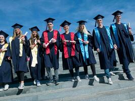 jong afgestudeerden studenten groep foto