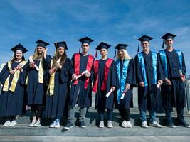 jong afgestudeerden studenten groep foto