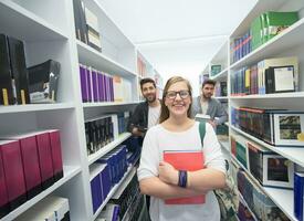 studenten groep in school- bibliotheek foto