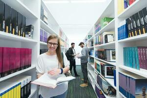 studenten groep in school- bibliotheek foto