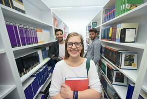 studenten groep in school- bibliotheek foto