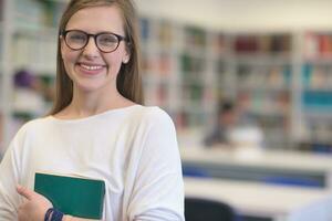 portret van vrouw leerling in bibliotheek foto