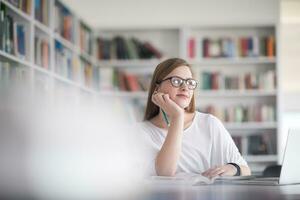 vrouw leerling studie in school- bibliotheek foto