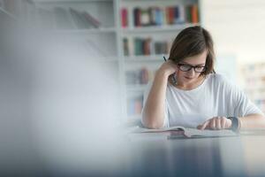 vrouw leerling studie in school- bibliotheek foto