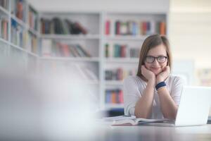 vrouw leerling studie in school- bibliotheek foto