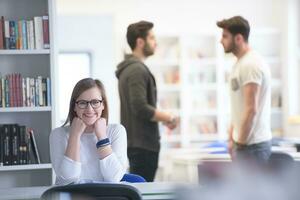 vrouw leerling studie in school- bibliotheek, groep van studenten in achtergrond foto