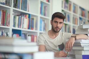 leerling studie in school- bibliotheek foto