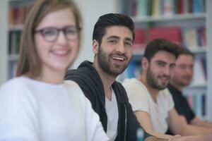 groep van studenten studie samen in klas foto