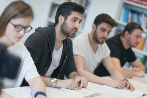 groep van studenten studie samen in klas foto