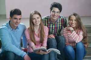 gelukkig tieners groep in school- foto