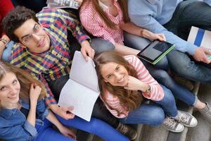 gelukkig tieners groep in school- foto