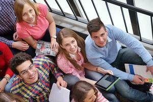 gelukkig tieners groep in school- foto