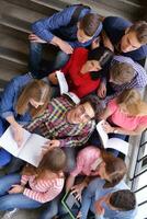 gelukkig tieners groep in school- foto