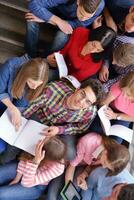 gelukkig tieners groep in school- foto