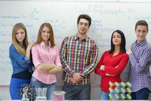 gelukkig tieners groep in school- foto