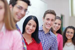 gelukkig tieners groep in school- foto