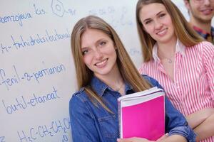 gelukkig tieners groep in school- foto