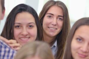 gelukkig tieners groep in school- foto