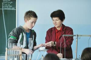 wetenschap en chemie klasgenoten Bij school- foto