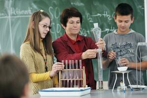 wetenschap en chemie klasgenoten Bij school- foto