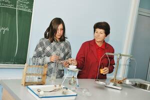 wetenschap en chemie klasgenoten Bij school- foto