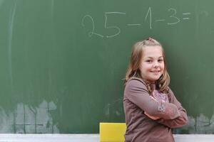 gelukkig school- meisje Aan wiskunde klassen foto