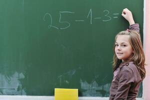 gelukkig school- meisje Aan wiskunde klassen foto