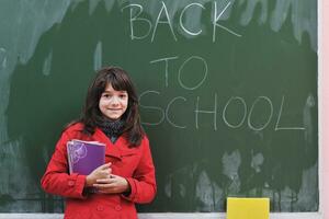 gelukkig school- meisje Aan wiskunde klassen foto