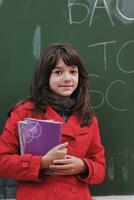 gelukkig school- meisje Aan wiskunde klassen foto