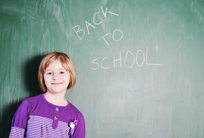 gelukkig jong school- meisje portret foto