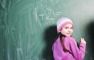 gelukkig jong school- meisje portret foto