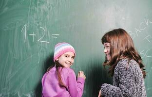 gelukkig jong school- meisje portret foto