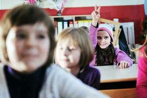 gelukkig kinderen met leraar in school- klas foto