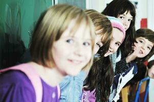 gelukkig kinderen groep in school- foto