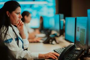 vrouw veiligheid operator werken in een gegevens systeem controle kamer kantoren technisch operator werken Bij werkstation met meerdere toont, veiligheid bewaker werken Aan meerdere monitoren foto