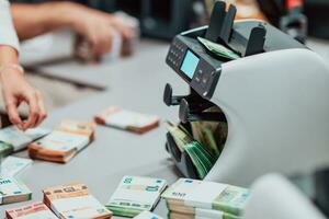 bank medewerkers gebruik makend van geld tellen machine terwijl sorteren en tellen papier bankbiljetten binnen bank kluis. groot bedragen van geld in de bank foto
