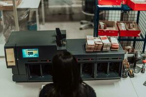 gesorteerd bankbiljetten geplaatst Aan de tafel na het is geteld Aan de elektronisch geld tellen machine foto