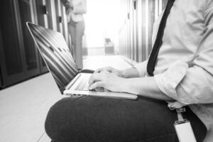 ingenieur werken Aan een laptop in server kamer foto