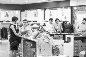 het beste vriend boodschappen doen in groot winkelcentrum foto