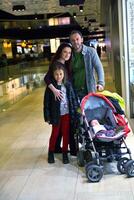 familie in boodschappen doen winkelcentrum foto