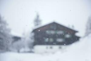 berghuis in sneeuwstorm foto