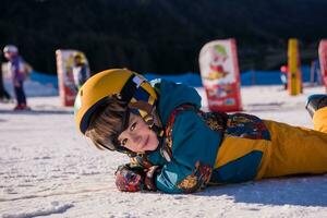 weinig snowboarder aan het liegen Aan de sneeuw foto