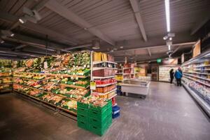 mensen boodschappen doen in modern supermarkt foto