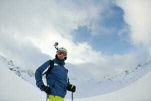 skiën op verse sneeuw in het winterseizoen op een mooie zonnige dag foto