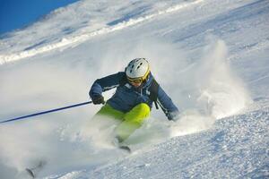 skiën op verse sneeuw in het winterseizoen op een mooie zonnige dag foto