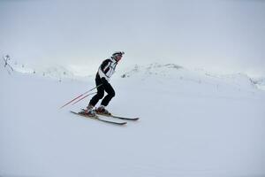 skiën op verse sneeuw in het winterseizoen op een mooie zonnige dag foto