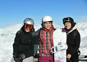 mensen groep Aan sneeuw Bij winter seizoen foto