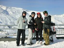 mensen groep Aan sneeuw Bij winter seizoen foto