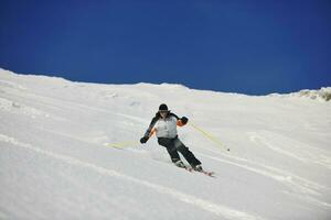 skiër vrij rijden foto